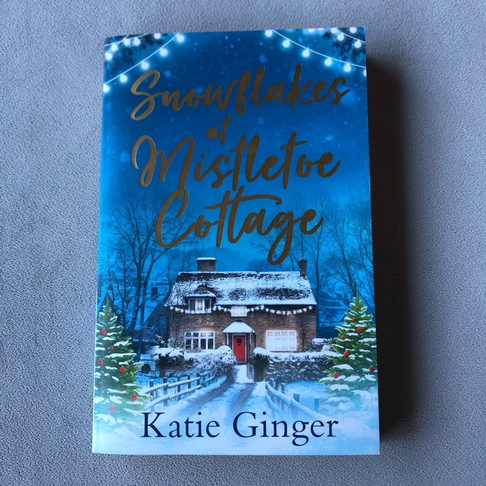 Snowflakes at Mistletoe Cottage ~ Katie Ginger ~ Paperback ~ Brand New!